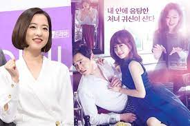 Çocukluğundan itibaren şaman olan büyükannesi sayesinde hayaletleri görebilmektedir. Park Bo Young Talks About Receiving Support From Oh My Ghostess Cast For Her New Drama Abyss Soompi