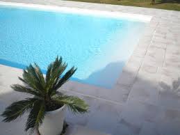 Amenager Les Bords De Votre Piscine Avec Des Margelles En Pierre Reconstituee Découvrez notre sélection margelle et abord de piscine chez leroy merlin. piscine avec des margelles en pierre