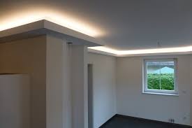 Decke abhängen led spots abgehängte decke 83 led ideen für indirekte deckenbeleuchtung es gibt viele verschiedene ideen für indirekte led deckenbeleuchtung die von der größe und die funktion des raumes abhängen sie können dunkle ecken in der küche beleuchten ein kunstwerk an der wand im wohnzimmer betonen oder schöne lichteffekte. Kosten Einer Wohnzimmer Led Installation Vom Fachmann Architektur Hausbeleuchtung Ledstyles De