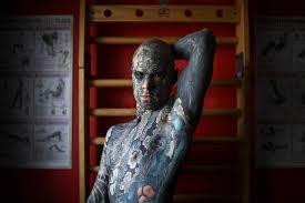 Insolite Cet Homme Est Tatoue Sur Tout Le Corps Meme Les Yeux Et La Langue
