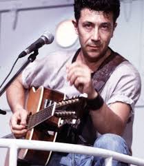 Italian edoardo bennato got involved in music in the early '70s after moving from naples to milan to study architecture at the age of 18. Edoardo Bennato Eta Altezza Peso La Compagna Scomparsa Moglie Figli