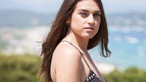 Sony music entertainment italy s.p.a. Gaia Gozzi Svolta Sexy Per La Vincitrice Di Amici Sotto La Giacca Niente