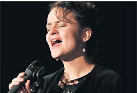 Maika Küster singt vor Gregory Porter