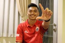 Karirnya di dunia tarik suara ia mulai di tahun 2016 dengan mengeluarkan single bertajuk biarlah. Akhirnya Terungkap Sebelum Resmi Bercerai Dengan Ratu Rizky Nabila Ternyata Pesepakbola Alfath Fathier Telah Menikah Siri Dengan Janda Seksi Ini Ini Sosok Istri Barunya Semua Halaman Grid Hot