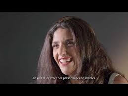 Jessica seule dans une chambre