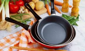 Granit tava veya seramik tencerelerdeki kuru, yanmış, inatçı yağ lekelerinden çaba sarf etmeden kurtuluyoruz! Saglikli Yemek Pisirmek Icin Dogru Kaplar Secilmeli