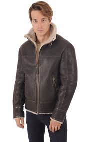 Ce manteau se distingue en effet par sa matière, le cuir et sa doublure, visible au niveau du col. Blouson Bombardier Homme Bombardier Homme Blouson Veste En Cuir