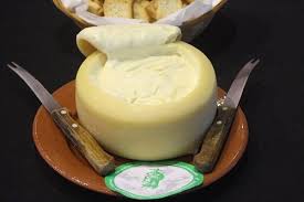 Queijo Serra Da Estrela A Creamy Cheese From Portugal Queijo Caseiro Ideias Queijo Serra Da Estrela