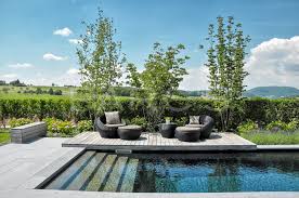 Garten Mit Schwimmteich Gemutliches Holzdeck Am Wasser In 2020 Schwimmteich Natur Pool Garten