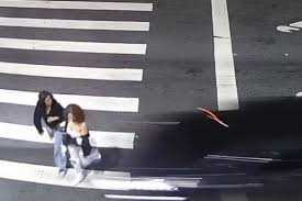 Cenas fortes: vídeos flagram momento em que 2 amigas são atropeladas |  Metrópoles