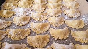 Fate cuocere i tortellini scolandoli a metà cottura, aggiungeteli al sugo e mescolate bene. Come Preparare I Tortellini