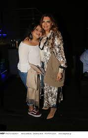 «δίνω στην κόρη μου το παράδειγμα μιας σκληρά εργαζόμενης. H Korh Ths Ntenish Egine 18 Etwn Deite Pws Einai Shmera Ti Les Twra