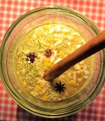 Cealalta lamaie se taie felii subtiri si se adauga in borcan. ReÈetÄ SocatÄ Cu Miere Fagurele Cu Miere