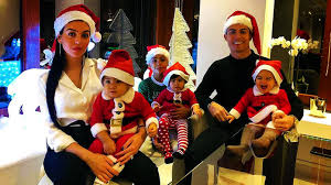 Ecco quali sono i film di natale più belli da vedere in famiglia, tra classici immortali e uscite più . Natale E Famiglie La Cartoline Social Dai Giocatori Della Juventus Foto