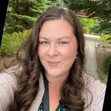 Kim Freer's Instagram, Twitter & Facebook