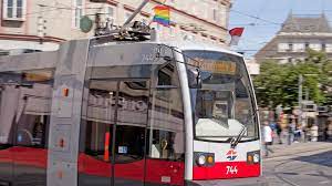 In meiner klasse gibt es nämlich viele die schwul als schimpfwort und so benutzen. Regenbogen Strassenbahnen Vienna Pride
