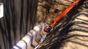 Außerdem kann eine drainage eine übermäßige pfützenbildung vermeiden, wovon nicht nur der hausherr, der seinen garten nutzen möchte, sondern. Erstellen Einer Drainage Am Neubau Youtube