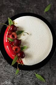 Vanilletorte Mit Kirsche Und Pistazie Auf Knusperboden Phantasie Desserts Kuchen Desserts Pistazie