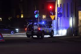 Efter att mannen blivit skjuten och förts till sjukhus spärras lägenheten av och tekniker skickas till platsen. Man Skjuten Av Polis I Centrala Orebro Avled Senare Pa Sjukhus Orebro Tribune