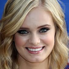 Amber Dooley's Instagram, Twitter & Facebook