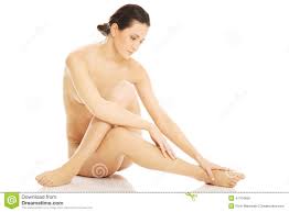 Nackte Frau, Die Ihre Füße Sitzt Und Berührt Stockfoto - Bild von  entspannung, weiblich: 47104656