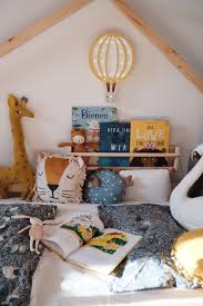 Ballett set und viele kissen auf einem madchen bett mit. Rosas Kinderzimmerupdate Ein Zimmer Fur Minikleine Grosse Madchen Josephiiine