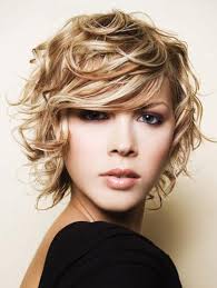 El pelo con rizos es un cabello muy atractivo y que llama mucho la atención, pero es un tipo de cabello que resulta muy difícil de manejar y de dominar, por lo que requiere de mucho cuidado, de peinado y de darle un tratamiento adecuado. Peinados Para El Pelo Rizado Corto