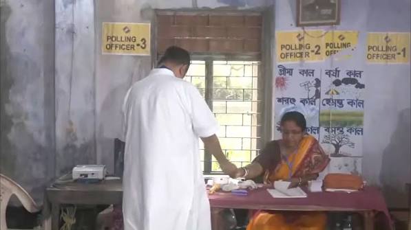 पश्चिम बंगाल विधानसभा चुनाव: विपक्ष के नेता और नंदीग्राम और भवानीपुर विधानसभा सीटों से भाजपा उम्मीदवार सुवेंदु अधिकारी ने एक मतदान केंद्र पर अपना वोट डाला , #WestBengalElections2026 ...