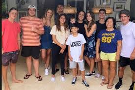 A palavra love escrita na mão esquerda. Entenda Treta De Gabriel Medina Com A Familia Apos Casamento Com Yasmin Brunet 18 04 2021 Celebridades F5