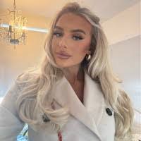 Robyn Mace's Instagram, Twitter & Facebook