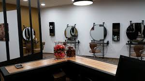 Ce tableau regroupe des idées et inspirations des plus beaux salons de coiffure ! Peinture Et Decoration Salon De Coiffure Fb Deco Styl