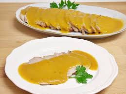 Poner encima de cada uno de ellos un quesito cortado a láminas y dejar cocer a horno fuerte 10 o 15 minutos. Lomo De Cerdo Al Horno Con Salsa Mis Cosillas De Cocina