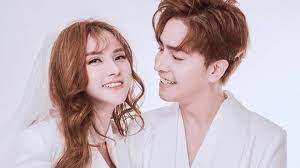 Cô cũng sống khá kín tiếng sau khi ly hôn. Thu Thá»§y Háº¡ Sinh Con Gai