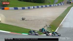 Un escalofriante accidente en la previa de los ensayos del moto gp generó preocupación en el italia, donde se realizaba la clasificación de la categoría moto 3. Escalofriante Brutal Accidente En Moto Gp El Intra Sports