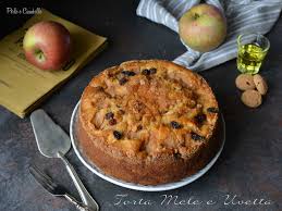 Tagliate e sbucciate una mela a cubetti molto piccoli e le rimanenti a fettine con lo spessore di circa 1/2 cm (serviranno per la. Torta Di Mele Uvetta E Amaretti