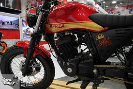 Khususnya pada bagian tengah atas, batang verza 150 lebih lebar ketimbang sodaranya itu. 2 Modifikasi Honda Verza Klasik Full Fairing