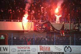 💙 ️ jeśli chcielibyście zapytać o coś. Kibice Piasta Gliwice Wylamali Ogrodzenie Zanim Kibice Gornika Zabrze Podpalili Flage Wideo Zdjecia Gloswielkopolski Pl