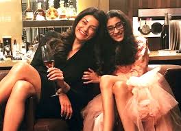 Sushmita sen/instagram) sushmita sen is a proud mother of two daughters, alisah and renee. Breaking Sushmita Sen S Daughter Renee All Set To Make Her Acting Debut With Suttabaazi Bollywood News Bollywood Hungama