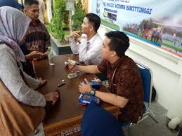 Pengunjung yang mengunjungi akan melihat keindahan alam yang di sajikan dari atas bukit ini, dengan panorama yang menenangkan untuk harga tiket masuknya tahun ini cukup bersahabat dengan isi kantong anda kok, anda hanya di tarif sebesar rp 10.000. Pro Dan Kontra Sistem Tiket E Money Di Objek Wisata Panorama Dan Kebun Binatang Bukittinggi