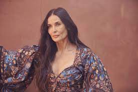 Demi moore schielte während ihrer kindheit, was schließlich durch zwei operationen korrigiert werden konnte. Demi Moore Lets Her Guard Down The New York Times