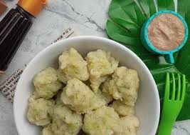 Siapkan wadah untuk mengukus, bentuk bulat atau pipih adonan siomay (boleh pke tangan atau bantuan sendok,) susun rapi siomay di dalam panci kukusan, ditambah kol,tahu, kentang jg boleh. Siomay Ikan