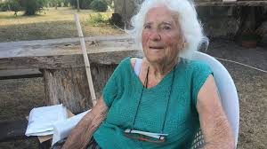 C'est en 1920, à 4 ans, qu'elle est arrivée dans la double, à à la fin de la matinée, le stock était épuisé, avec déjà des réservations pour sa prochaine édition attendue fin octobre. Genevieve Callerot 102 Ans Recoit La Legion D Honneur Pour Avoir Sauve 200 Personnes Sous L Occupation Epoch Times