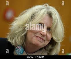 Ein Zeuge (R) im Prozess gegen Frankfurt Flughafen Assassin Uka, sitzt  neben seinem Anwalt Marcus Steffel in den Gerichtssaal des  Oberlandesgericht (OLG) in Frankfurt Am Main, Deutschland, 14. November  2011. Zu Beginn