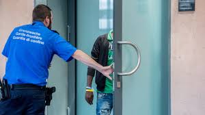 Bildergebnis für Asylsuchende verweigern die Ausschaffung