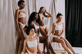Retrato Da Beleza De Belas Mulheres Negras Vestindo Lingerie De Lingerie Mulheres Muito Africanas Posando Em Conceitos De Estudio Sobre Cosmetologia De Beleza E Diversidade Foto Premium