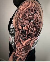 Man kann nicht nur ein einziges motiv tattoo auf der innenseite des oberarms ist perfekt für die kleinen und dezenten tattoos geeignet. Black Friday 50 Geniale Blackwork Tattoos Lowe Schulter Tattoo Tattoo Motive Manner Tattoo Ideen Manner Arm