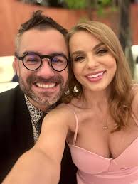 Am reusit in sfarsit sa pornim la drum! Unde mai pui ca a inceput si  ploaia.🙈Asta nu ne opreste insa sa fim binedispusi. Govora sosim! Azi port  pentru prima data ochelarii mei