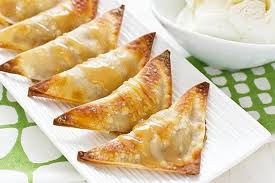 Camilan ini bisa dibuat lebih mungil dan dicocol dengan es krim. Pangsit Isi Pisang Dengan Saus Kelapa Karamel