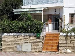 Si viajamos en grupo o con toda la familia lo ideal es alquilar un villa con piscina privada o una casa o chalet que permita sentirte como en casa y disponer de la libertat y el confort de una vivienda. Casa En Alquiler En Cambrils De 4 A 7 Personas Iha 40927