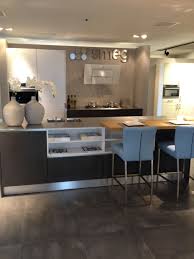 moderne keuken met een stoere en strakke uitstraling betonlook kookeiland ga voor keukeninspiratie naar http ww keuken inspiratie keuken moderne keuken